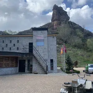 Exterior de las Cuevas del Valporquero