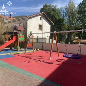 Parque infantil en Lario