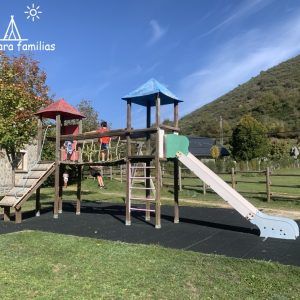 Parque infantil en Lario