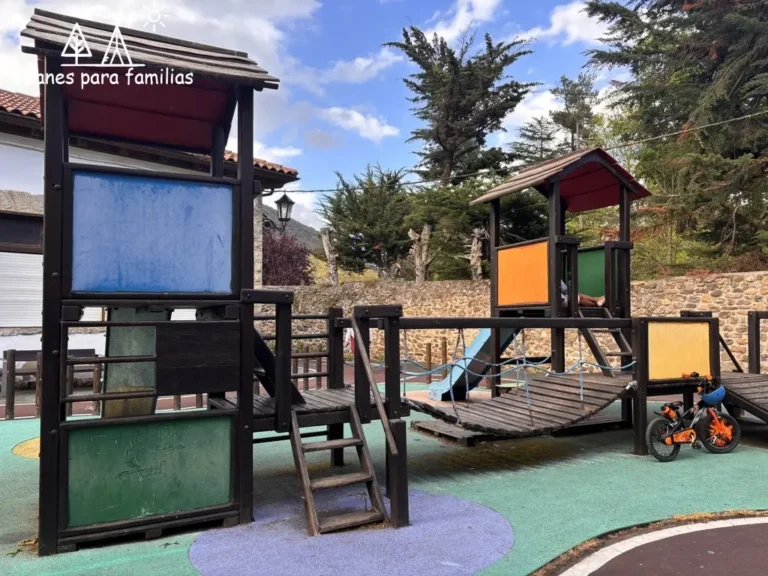 Parque infantil en Potes